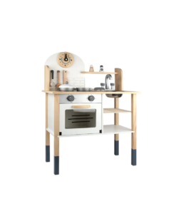 Cocina de madera horno con despensa blanca y gris