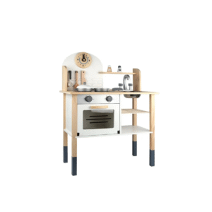 Cocina de madera horno con despensa blanca y gris